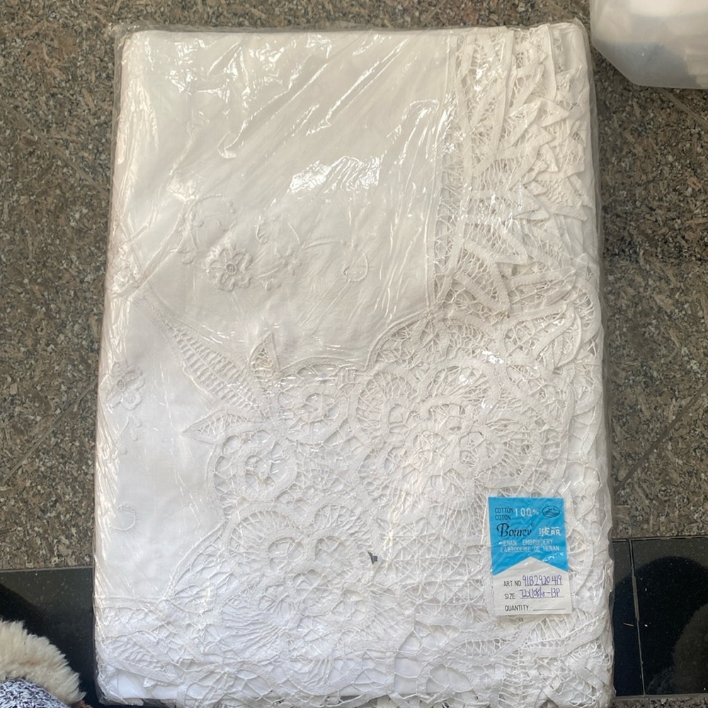 NWT a white embroidered tablecloth 100 % cotton 72x108 w/ 12 dinner napkins